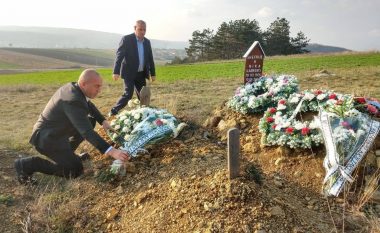 Haradinaj viziton varret e prindërve të heroit Fehmi Lladrovci