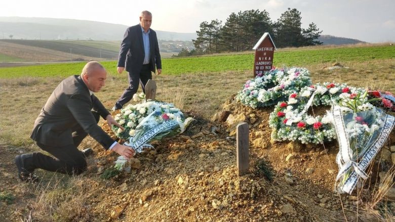 Haradinaj viziton varret e prindërve të heroit Fehmi Lladrovci