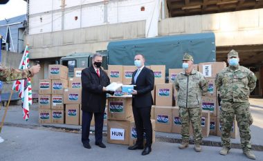 Hungaria i dhuron Kosovës rroba e maska mbrojtëse ndaj COVID-19