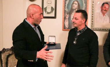 Haradinaj i ndan medalje Familjes Kqira për kontributin e tyre për çështjen kombëtare