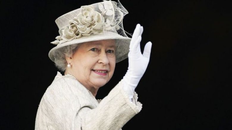 Kjo është arsyeja pse Mbretëresha Elizabeth II mban gjithmonë doreza