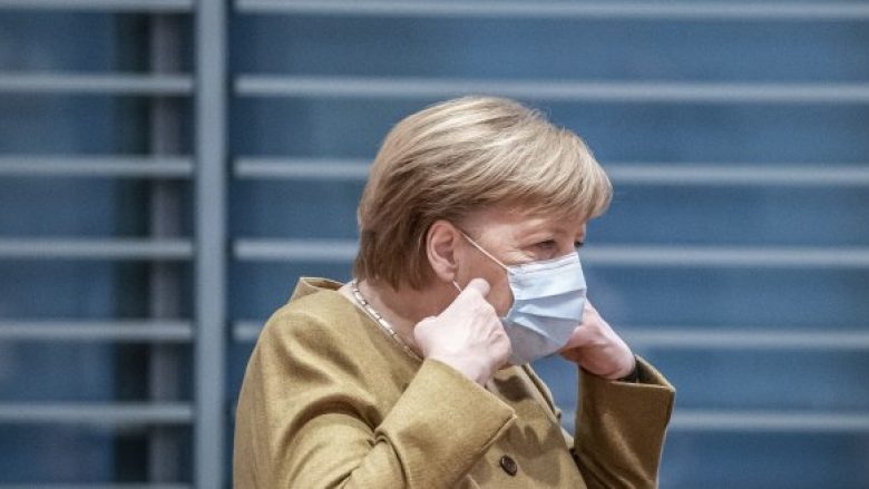 Merkel: Maska e detyrueshme edhe në ambiente të hapura