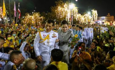Pas 41 vjetëve u drejtohet mediave ndërkombëtare, protestat anti-qeveritare e nxjerrin në shesh monarkun tajlandez