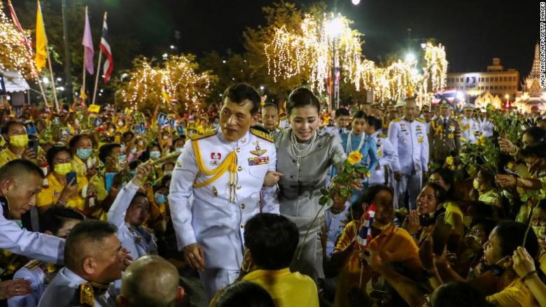 Pas 41 vjetëve u drejtohet mediave ndërkombëtare, protestat anti-qeveritare e nxjerrin në shesh monarkun tajlandez