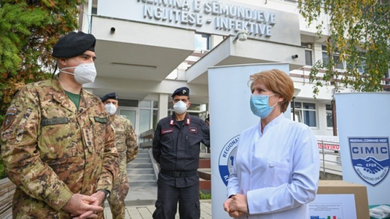 Ushtarët italianë dhurojnë pajisje mbrojtëse për Klinikën e Sëmundjeve Infektive në Prishtinë