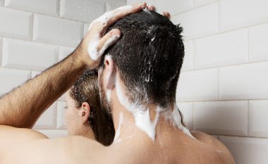 Shamponët pa sulfate zvogëlojnë humbjen e hidratimit të flokëve