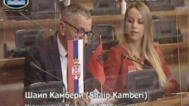 ​Shaip Kamberi vendos flamurin kombëtar në Kuvendin e Serbisë