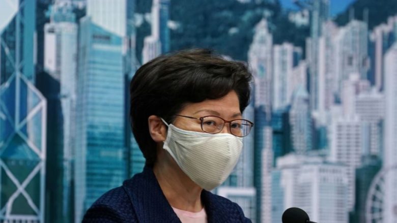 Liderja e Hong Kongut “e detyruar të ruajë të gjitha paratë në shtëpi”