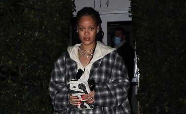 Rihanna shfaqet pa makijazh në rrugët e Santa Monica