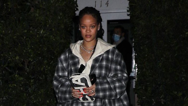 Rihanna shfaqet pa makijazh në rrugët e Santa Monica