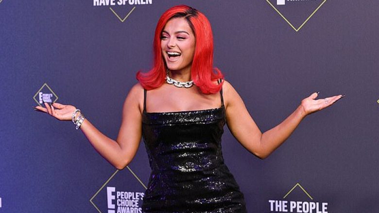 Bebe Rexha plot shik gjatë prezencës në “People’s Choice Awards”
