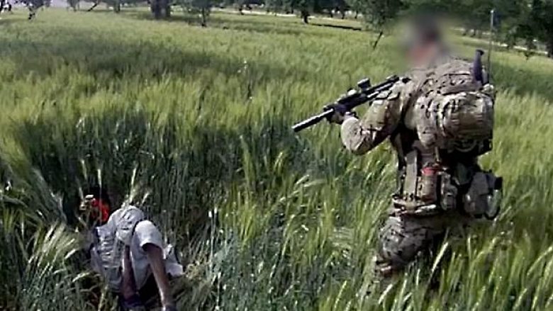 Pamje të kapura nga kamera: Momenti kur një ushtar australian qëlloi për vdekje një afgan të paarmatosur që po fshihej në një fushë