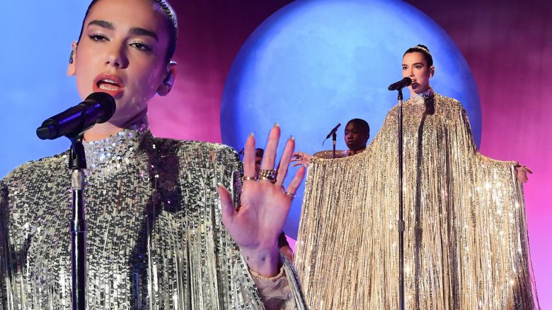 Dua Lipa rrëmben vëmendje me fustanin e veçantë në “The Graham Norton Show”