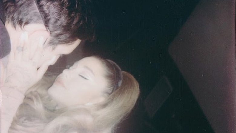 Ariana Grande ndan imazhe duke shkëmbyer puthje me Dalton Gomez