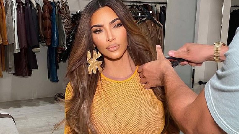 Kim Kardashian thekson tiparet trupore përmes veshjes së ngushtë