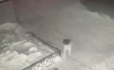 Vajza 6-vjeçare bie nga ballkoni në lartësi prej 12 metrash, por mbijeton për mrekulli pasi ra mbi dëborë