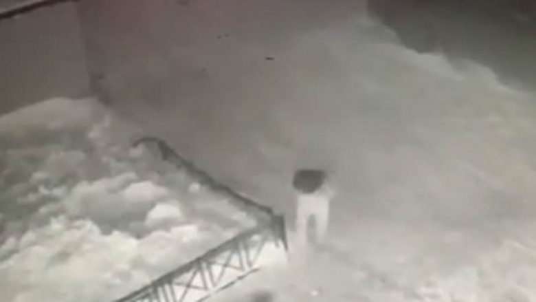 Vajza 6-vjeçare bie nga ballkoni në lartësi prej 12 metrash, por mbijeton për mrekulli pasi ra mbi dëborë