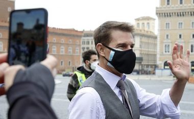 Tom Cruise vendos dy maska mbrojtëse, përshëndetet me fansat gjatë xhirimeve të “Mission Impossible 7”