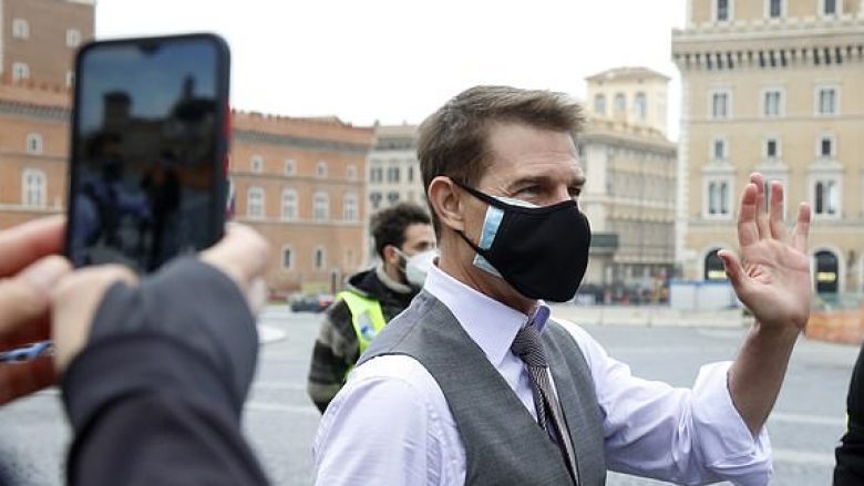 Tom Cruise vendos dy maska mbrojtëse, përshëndetet me fansat gjatë xhirimeve të “Mission Impossible 7”