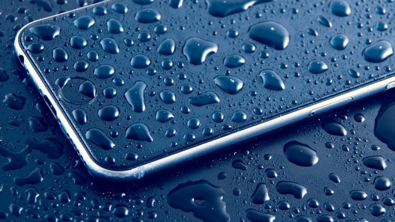Pretendojnë se telefonat e tyre janë rezistentë ndaj ujit: Apple gjobitet me 10 milionë euro