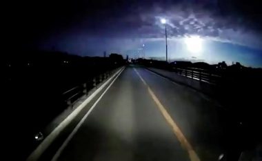 Videot tregojnë një zjarr gjigant në qiellin e natës