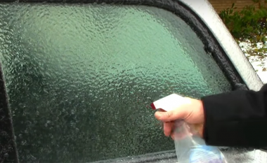 Truk i shkëlqyeshëm si ta shkrini akullin në xhamat e veturës për dhjetë sekonda