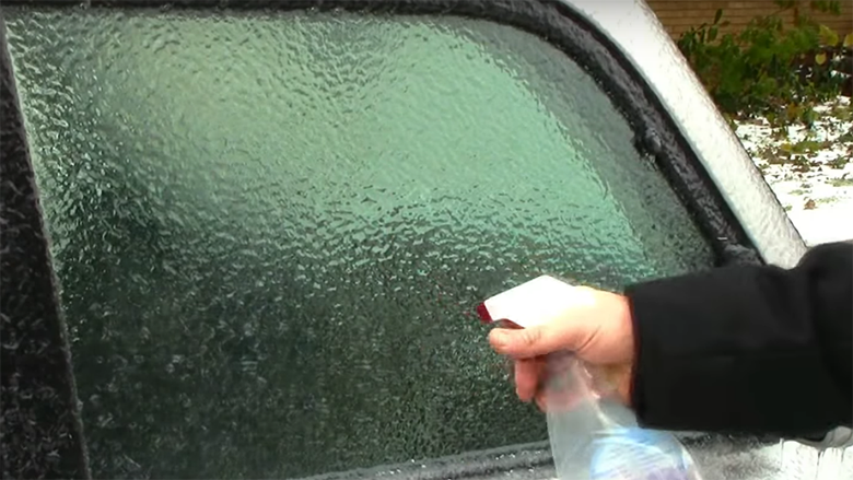Truk i shkëlqyeshëm si ta shkrini akullin në xhamat e veturës për dhjetë sekonda