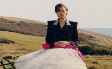 Harry Styles vesh fustan për të pozuar në revistën “Vogue”