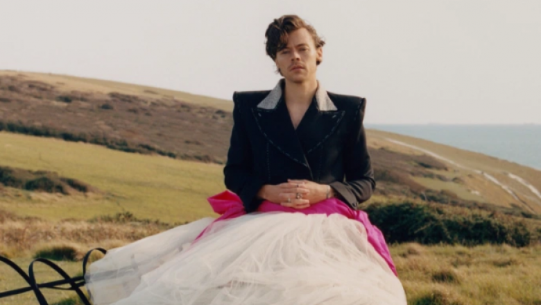 Harry Styles vesh fustan për të pozuar në revistën “Vogue”