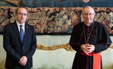 Hoti takohet me Sekretarin e Shtetit të Vatikanit, flasin për liberalizimin e vizave dhe procesin e dialogut
