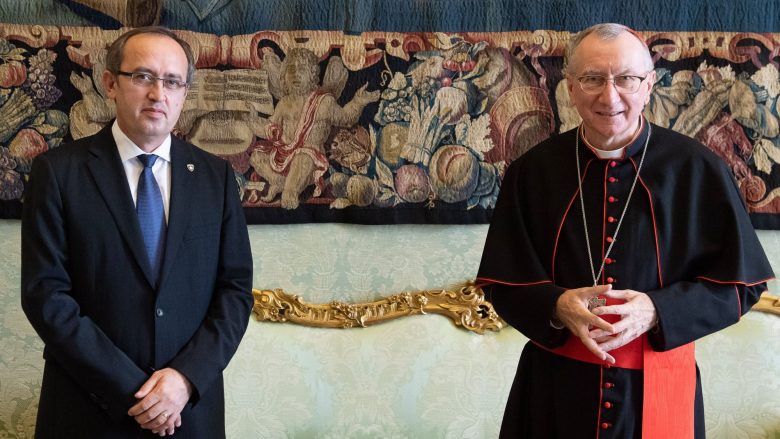 Hoti takohet me Sekretarin e Shtetit të Vatikanit, flasin për liberalizimin e vizave dhe procesin e dialogut