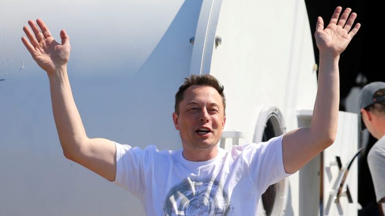 Elon Musk edhe zyrtarisht më i pasur se Mark Zuckerberg