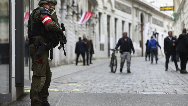 Policia austriake arrestoi 30 islamikë, por nuk kanë lidhje me sulmin e Vjenës