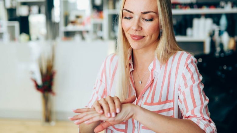 Hidratuesit e pasur e qetësojnë lëkurën me psoriazë