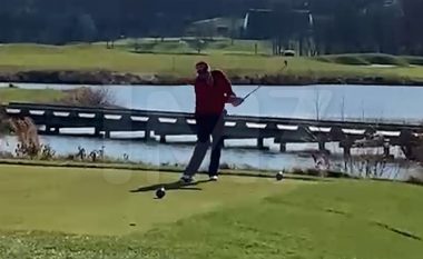 Trump godet topin e golfit, por ai bie në ujë – pastaj fillon me “sharje”