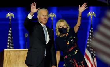 Fustani i Jill Biden dedikim për Jackie Kennedy dhe Hillary Clinton