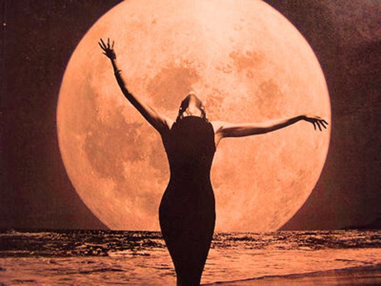 Песня богини луны. Женщина Луна. Луна в руках. Луна с женским лицом.