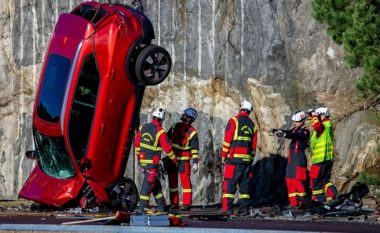 Volvo hodhi dhjetë vetura të reja nga një lartësi prej 30 metrash, por mësoni se pse