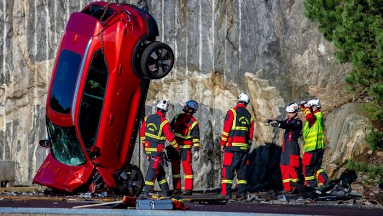 Volvo hodhi dhjetë vetura të reja nga një lartësi prej 30 metrash, por mësoni se pse