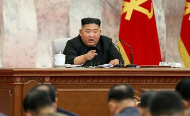 Kim Jong Un shfaq “zemërim të tepruar” – ndërton “një mur të fortë kufiri” për tu mbrojtur nga coronavirusi