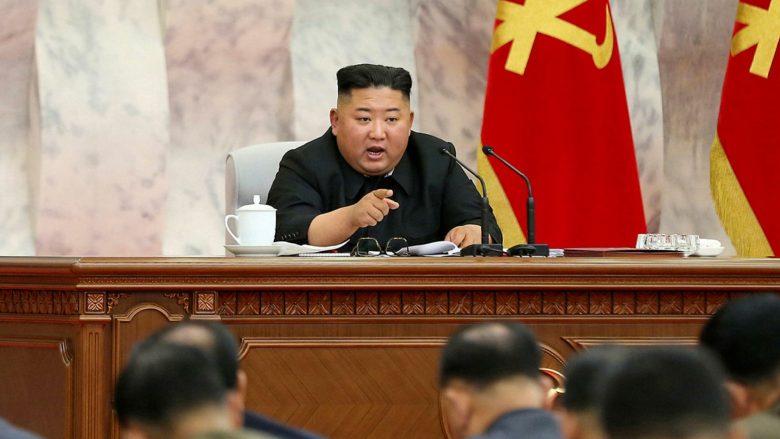 Kim Jong Un shfaq “zemërim të tepruar” – ndërton “një mur të fortë kufiri” për tu mbrojtur nga coronavirusi
