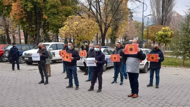 ​Luftëtarët e UÇK-së me protestë kërkojnë nga Gazmend Muhaxheri t’i ndalë ofendimet