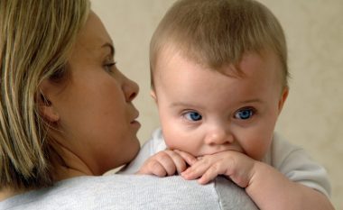 Lexoni se çfarë ju flet bebja: Edhe buzët e mbledhura mund ta tradhtojnë