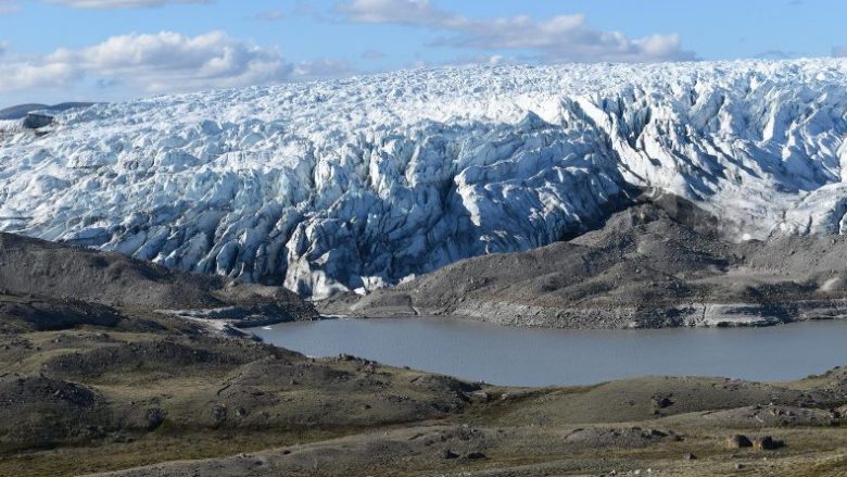 Shkencëtarët zbulojnë shtratin e liqenit të lashtë nën akullin e Grenlandës
