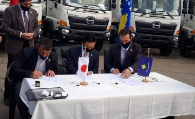 Qeveria Japoneze ndan donacion 15 kamionë për kompaninë “Ekoregjioni” të Prizrenit