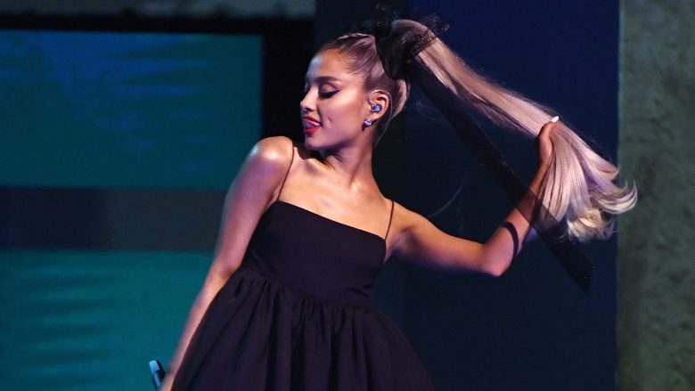 Hap pas hapi: Stilisti i flokëve të Ariana Grande-s ju tregon si të bëni bishtin tipik të këngëtares