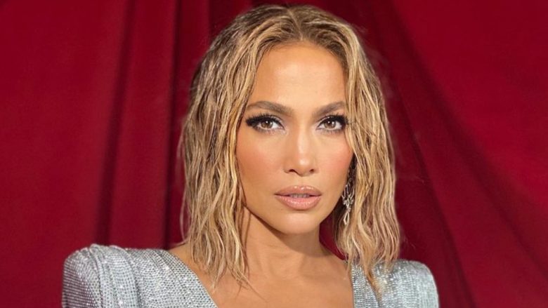 Jennifer Lopez tërheq vëmendjen e madhe përmes veshjes së ngushtë, në fokus të pasmet