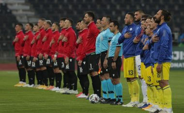 Momenti emocionues i ndeshjes, futbollistët e Kosovës dhe Shqipërisë kënduan së bashku himnin kombëtar