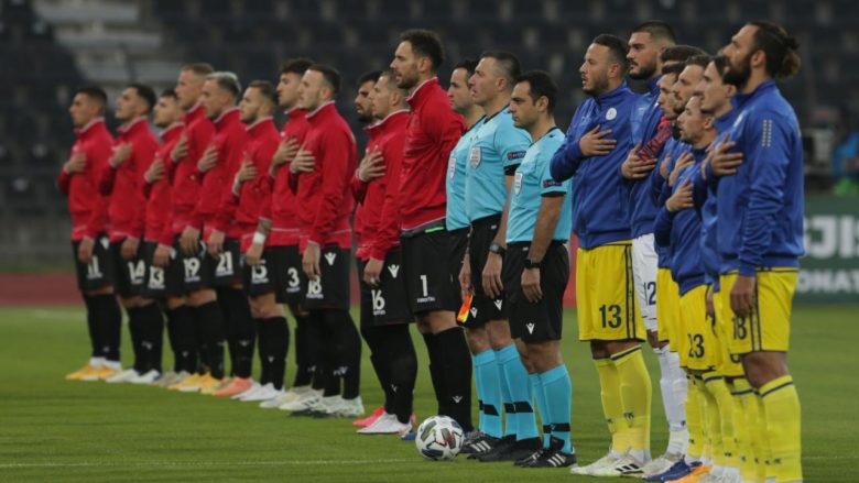 Momenti emocionues i ndeshjes, futbollistët e Kosovës dhe Shqipërisë kënduan së bashku himnin kombëtar