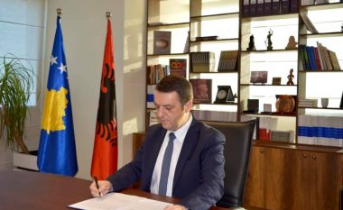 Ministri Selimi nënshkruan vendimin për dhënien e ndihmës financiare për kthimin e degës së gjykatës në Komunën e Preshevës